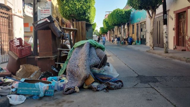 Familias desalojadas en León están en el limbo por altos costos de las rentas; sus cosas siguen en la calle