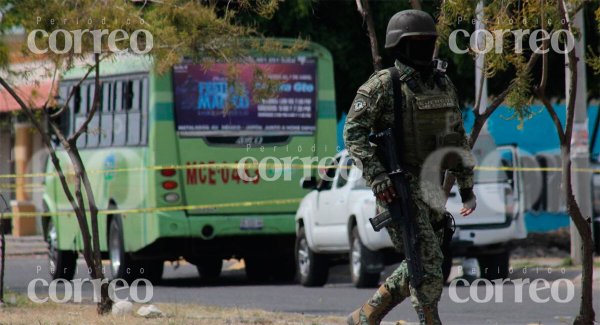 Intenta salvarse subiendo a camión de pasajeros en Celaya, pero lo matan ahí 