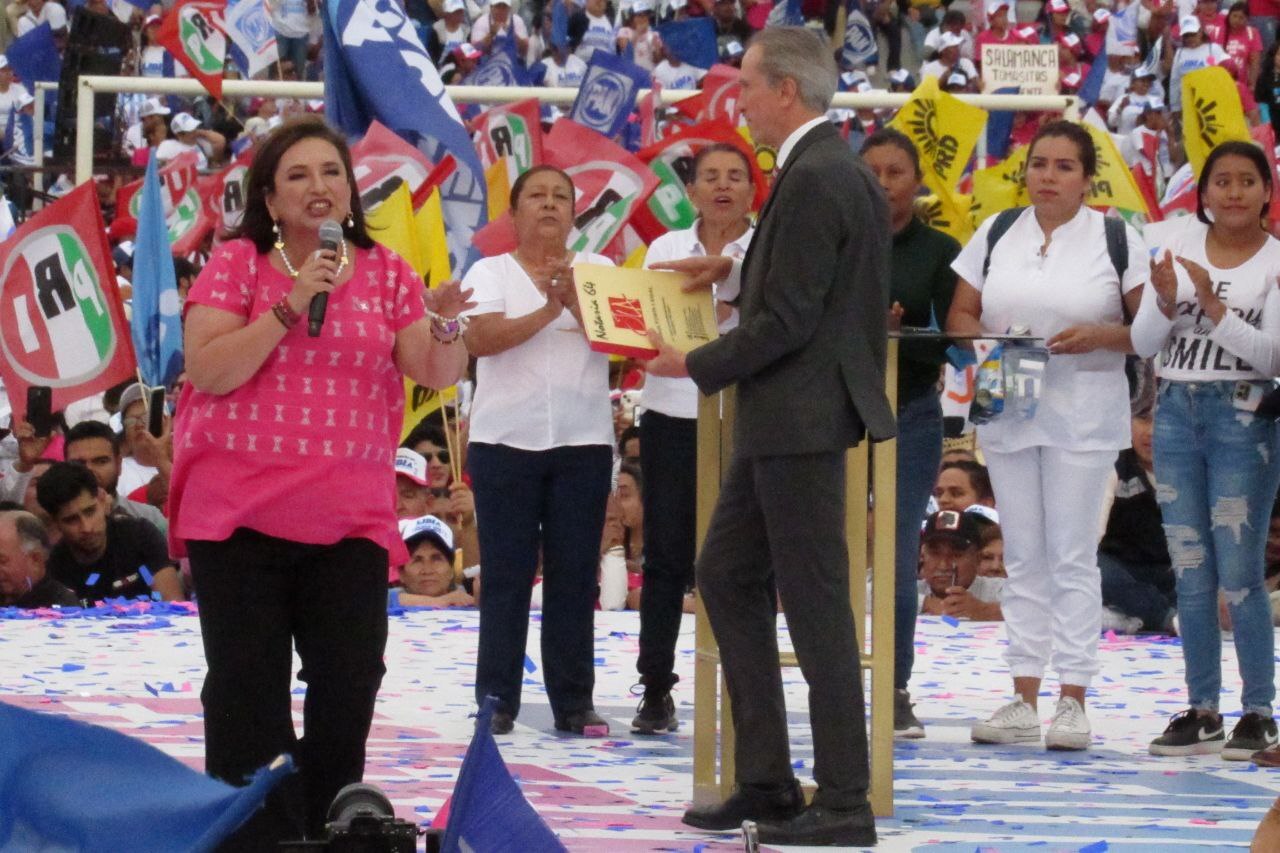 Xóchitl Gálvez firma con su propia sangre y promete no quitar pensión del Bienestar