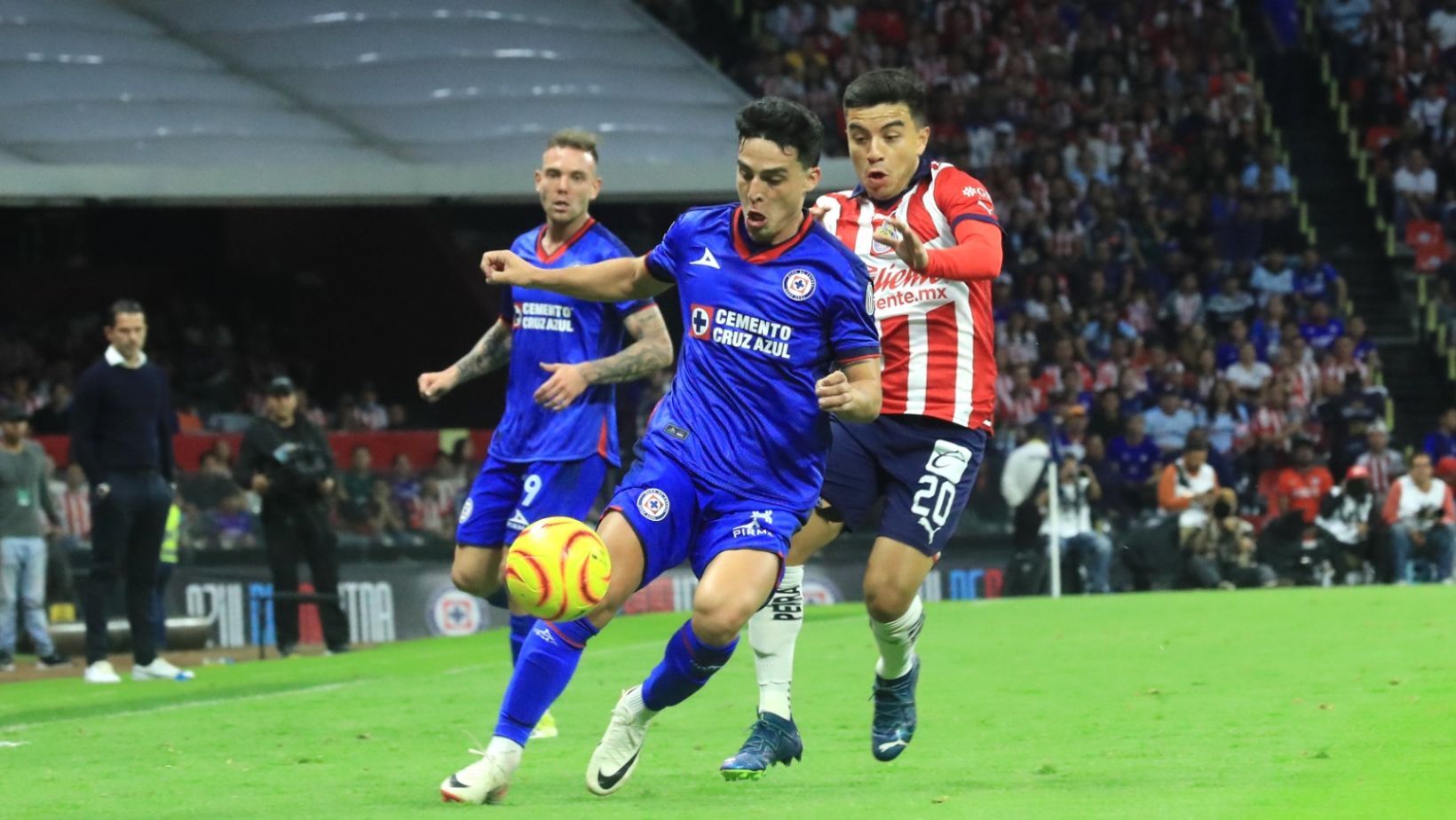 Cruz Azul derrota con aplastante derrota a las Chivas con marcador 3-0 en el Estadio Azteca