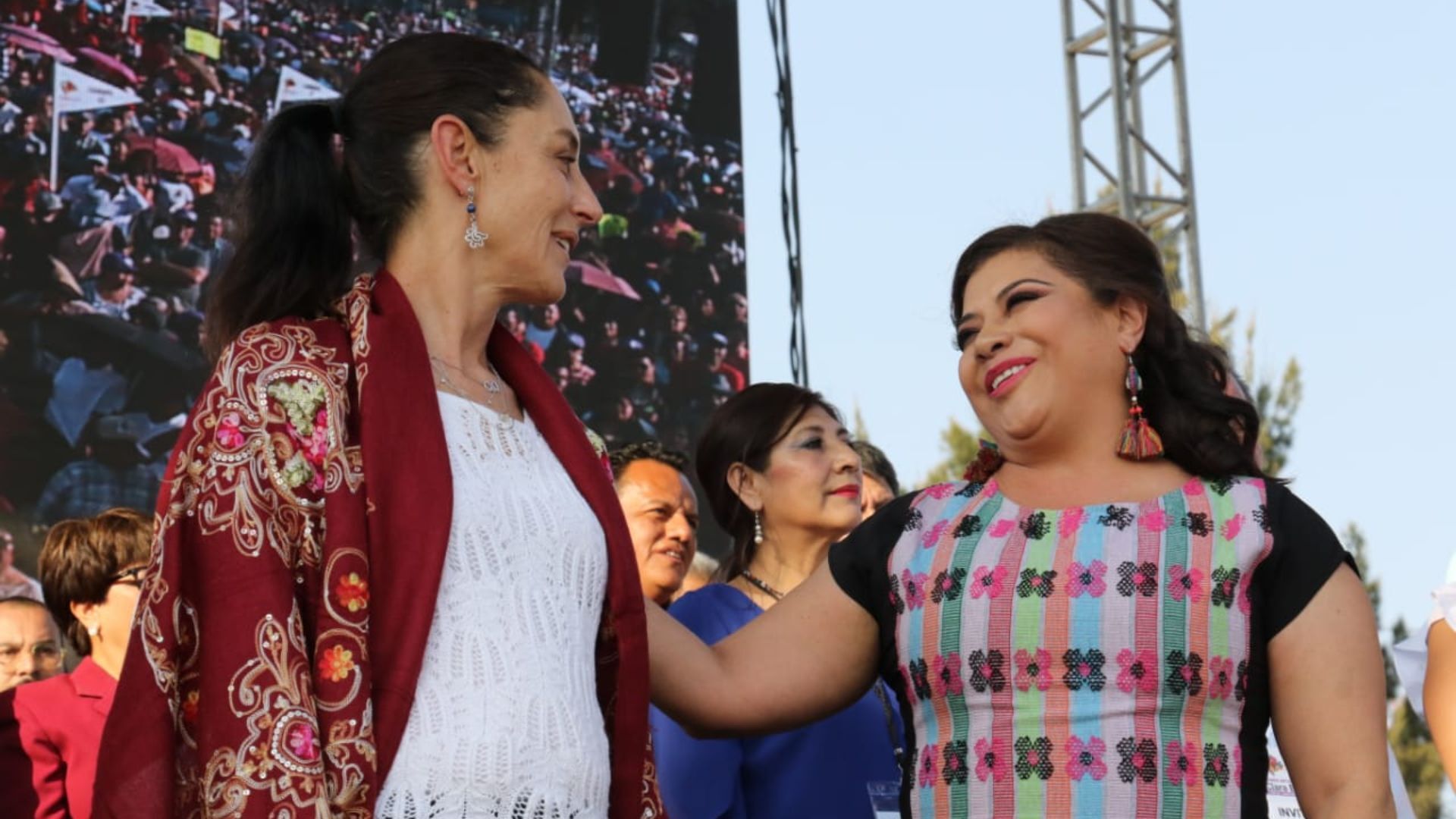 Video| 'Jaloneo' entre Claudia Sheinbaum y Clara Brugada causa polémica