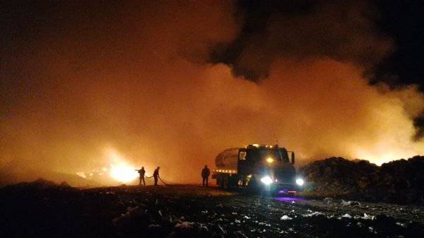 Por tres días combaten incendio en el basurero San José Iturbide