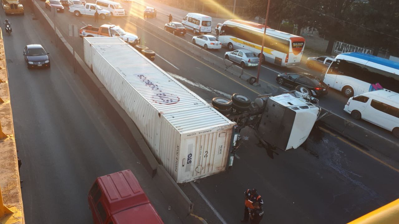 ¿Qué pasó en la carretera Silao-Irapuato? Volcadura de tráiler causa caos vial y cierre de la zona 