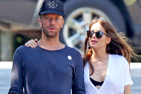 Chris Martin y Dakota Johnson se comprometieron ¿cuándo llegarán al altar? 