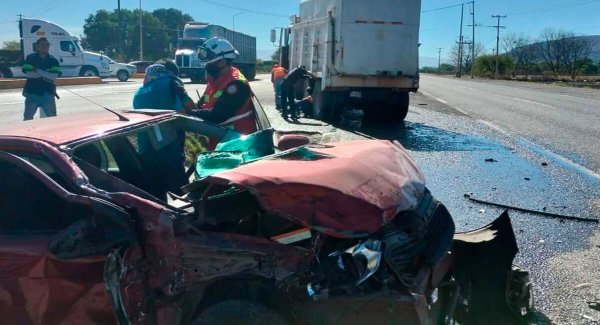 Chocan auto y camión de carga en San José Iturbide; conductor sale herido