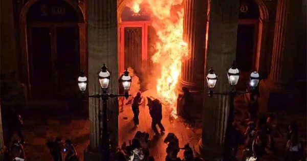 Instrumentalizan feministas fuego e iconoclasia en Guanajuato frente a feminicidios y violencia