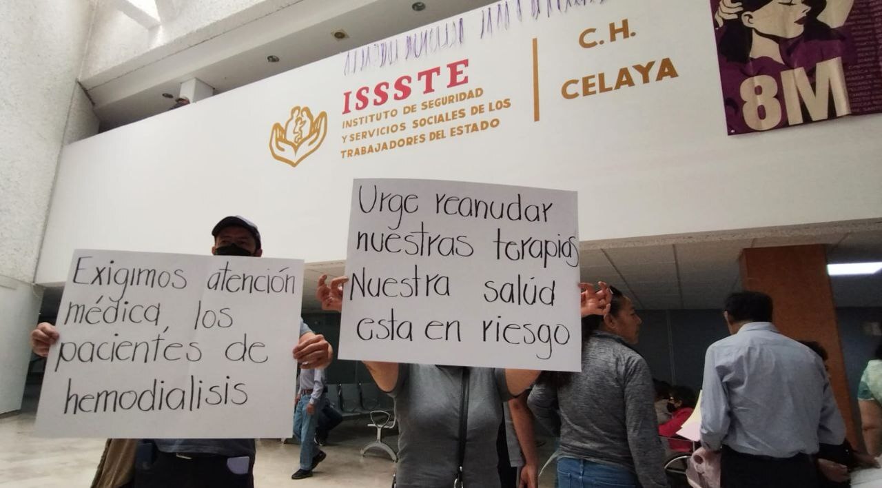 Protestan pacientes y familiares del ISSSTE en Celaya por cancelación de hemodiálisis