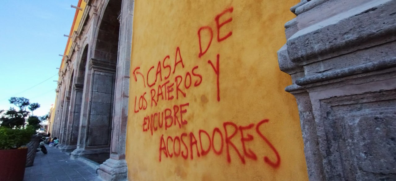 Feligreses lamentan mensajes feministas en Templo de San Agustín en Celaya