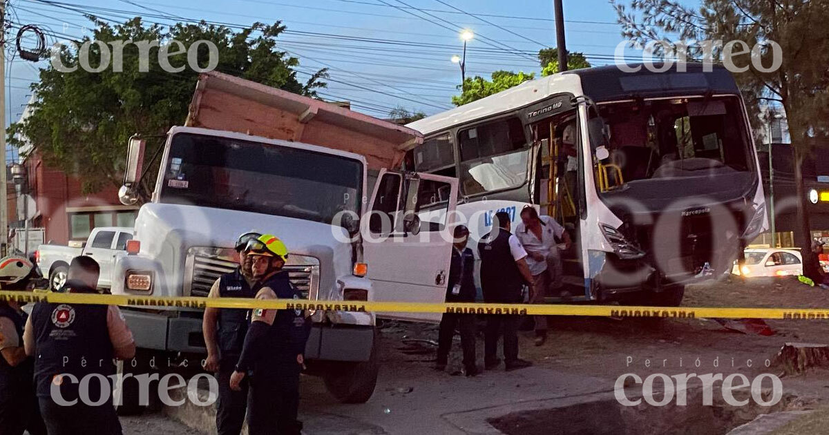 Aparatoso choque entre tolva y camión urbano deja veinte heridos en León 