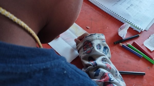 Con colores y hojas de papel, ‘rescatan infancia’ de niños migrantes en Irapuato 