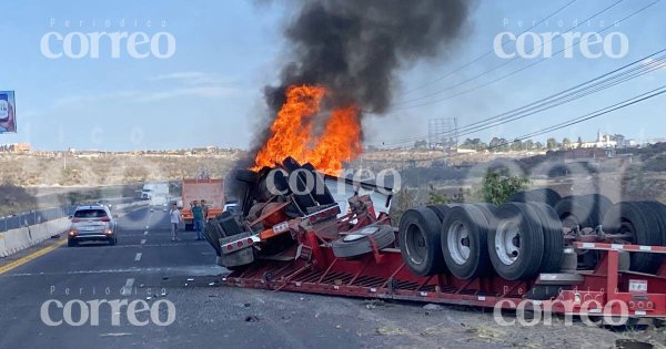 Por ‘echar carreteritas’, conductor vuelca e incendia su camión en la carretera Lagos de Moreno -León