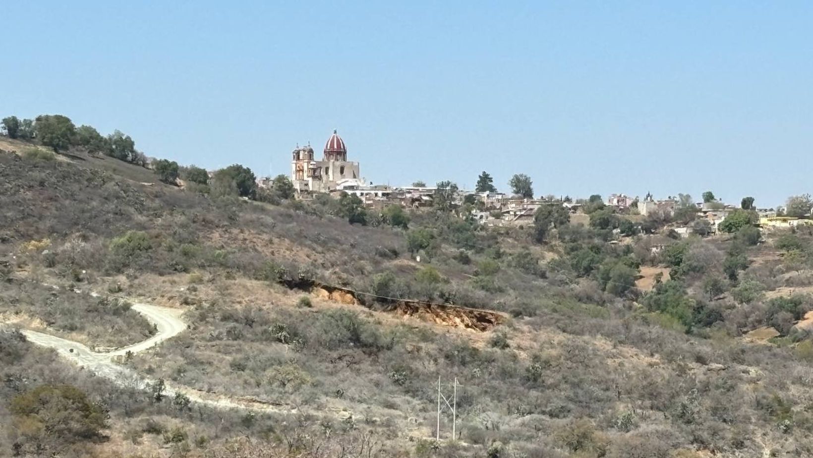 Crece socavón en Mineral de la Luz en Guanajuato y alarma a vecinos