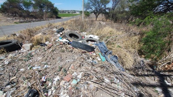 Usan acceso a Los Lobos desde Valle de Santiago como basurero