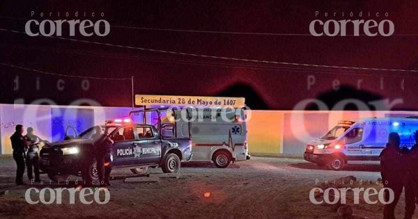 Asesinan a dos jóvenes en balacera frente a secundaria de Valle de Santiago 