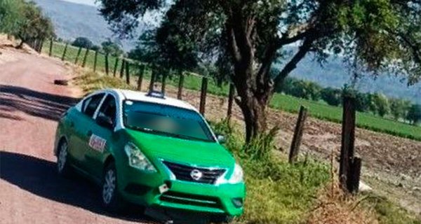 Hallan a tres hombres muertos en taxi abandonado en Valle de Santiago