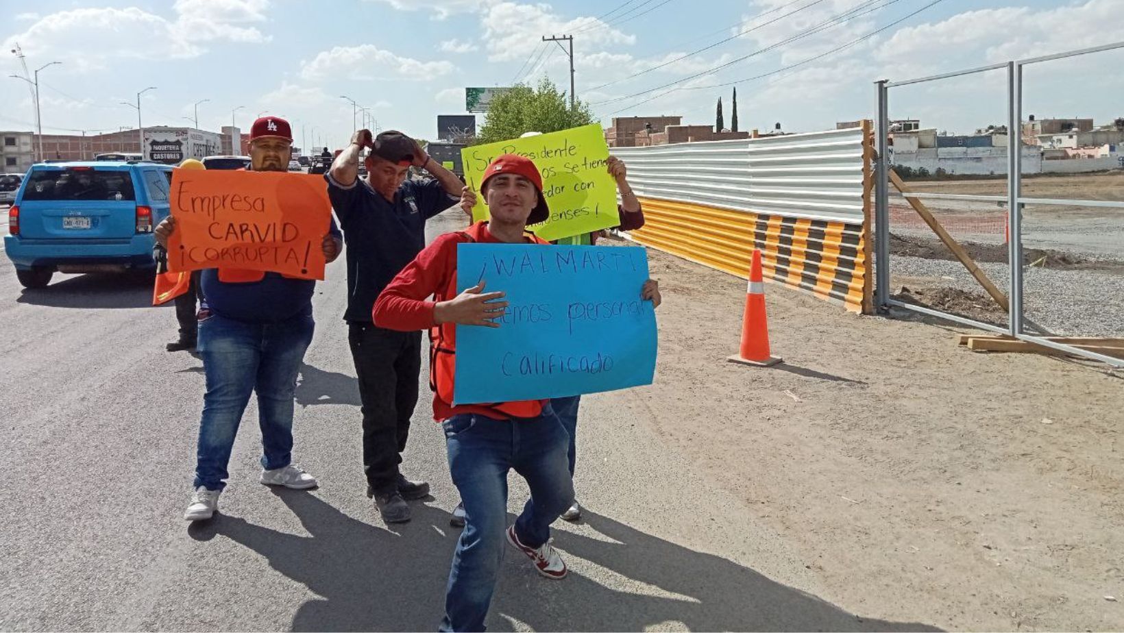 Sindicato “Benito Juárez“ protesta por oportunidades laborales en Walmart Silao