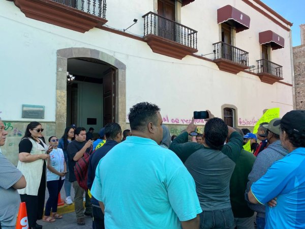 Protesta Liga Municipal de Fútbol de Silao para exigir apertura del campo deportivo clausurado 