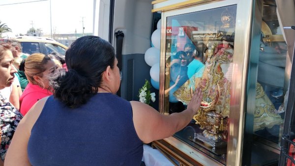 Entre cantos y oraciones, reciben a Virgen de San Juan de los Lagos en Irapuato 