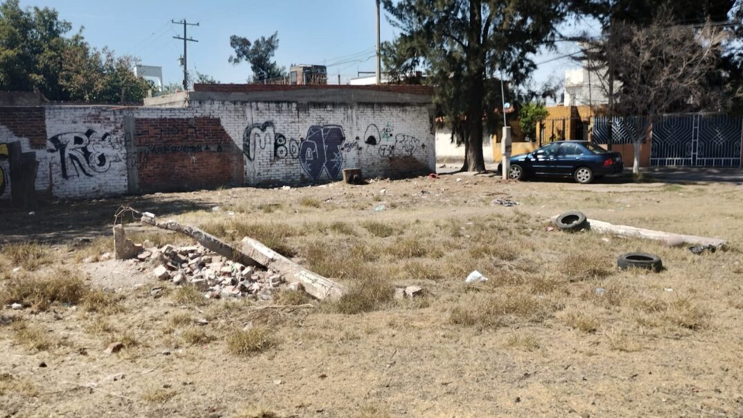 Entre baches y basura viven vecinos del Fraccionamiento Valle de las Flores en Irapuato 