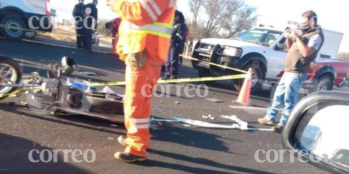 Motociclista sale proyectado contra el pavimento y muere en Apaseo el Grande