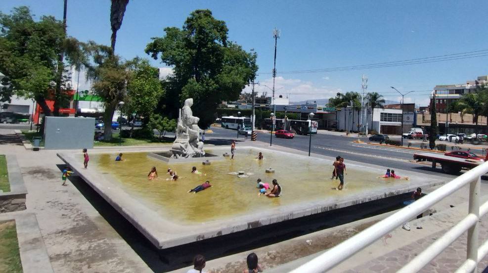 Leoneses se reúnen en fuentes para tomarlas como albercas por el intenso calor 