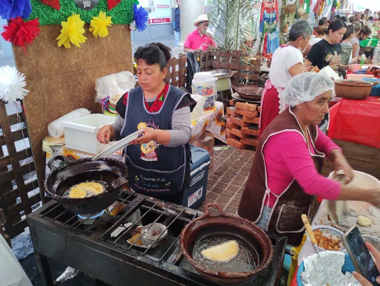 Familias enteras disfrutan del Festival de la Gordita en Celaya