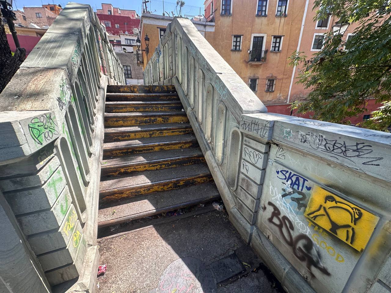 Entre basura y hasta orina, dejan en el abandono al puente peatonal de Embajadoras de Guanajuato