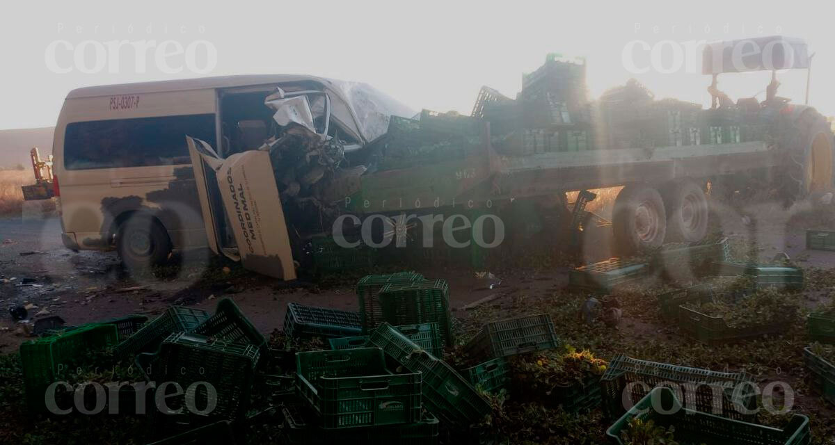 Conductor de camioneta de personal choca contra remolque de tractor en San Luis de la Paz