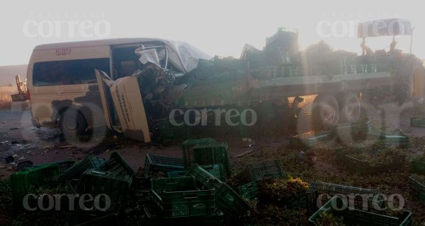 Conductor de camioneta de personal choca contra remolque de tractor en San Luis de la Paz