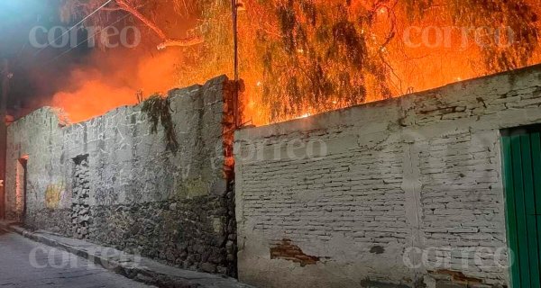 Se quema casa en La Banda de Abajo en San Luis de la Paz