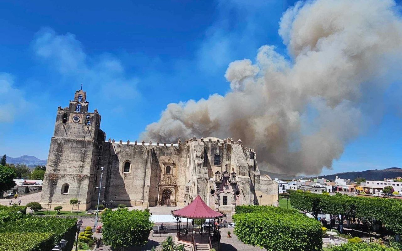 En el Día del Agua, arde la Laguna de Yuriria; humo se ve a kilómetros 