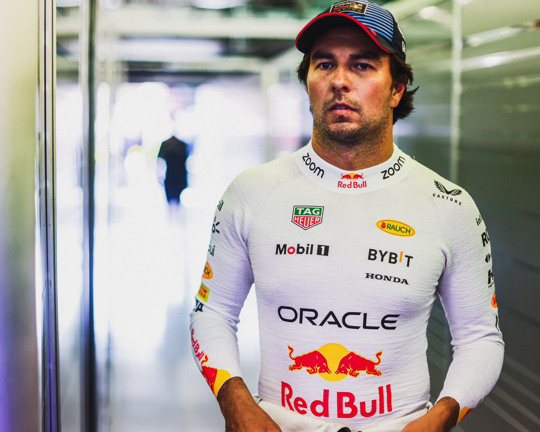 Checo Pérez es sancionado, pierde posiciones en la parrilla de Australia 