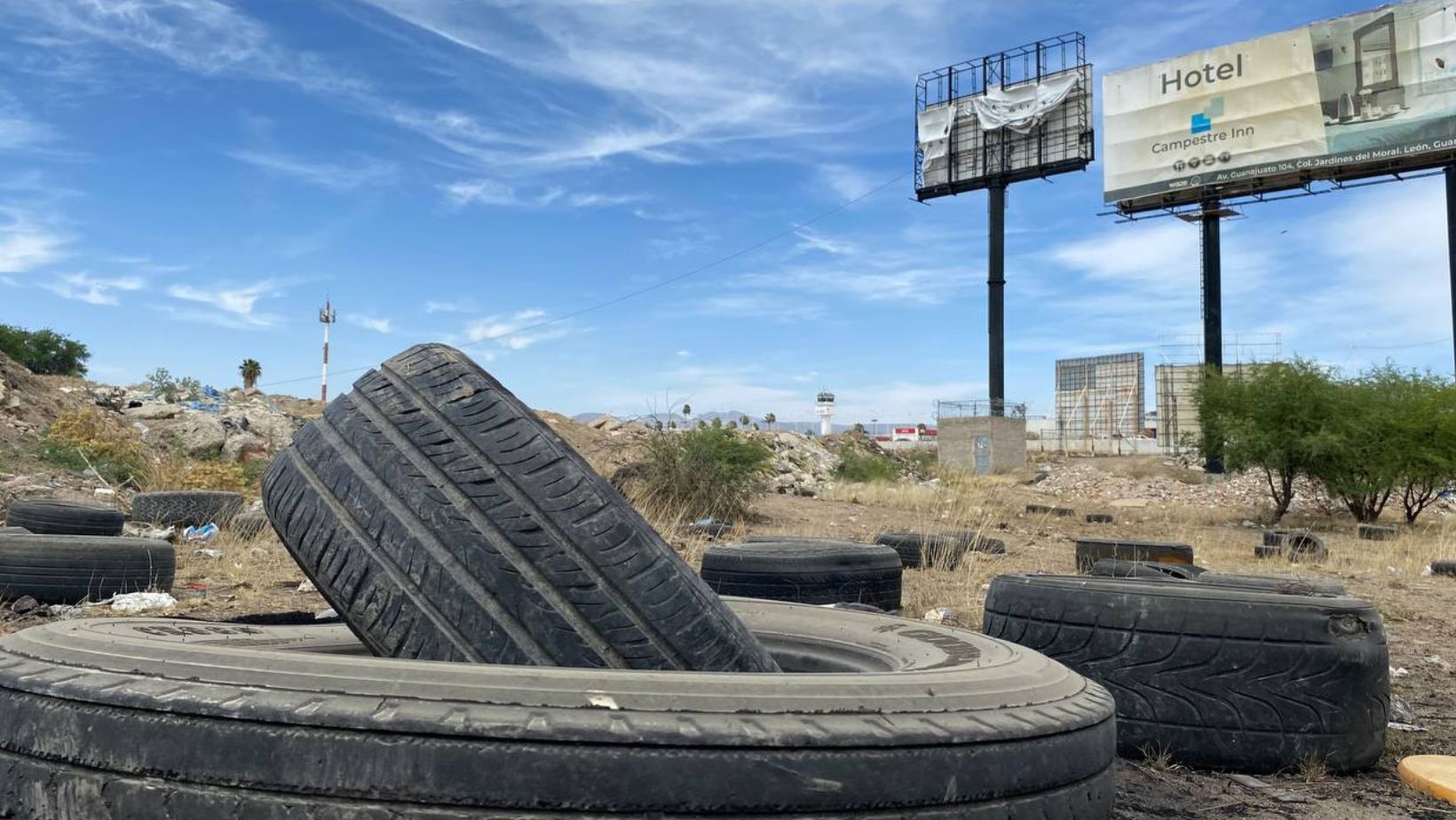 Frente a Aeropuerto Internacional de Guanajuato tiran llantas, escombros