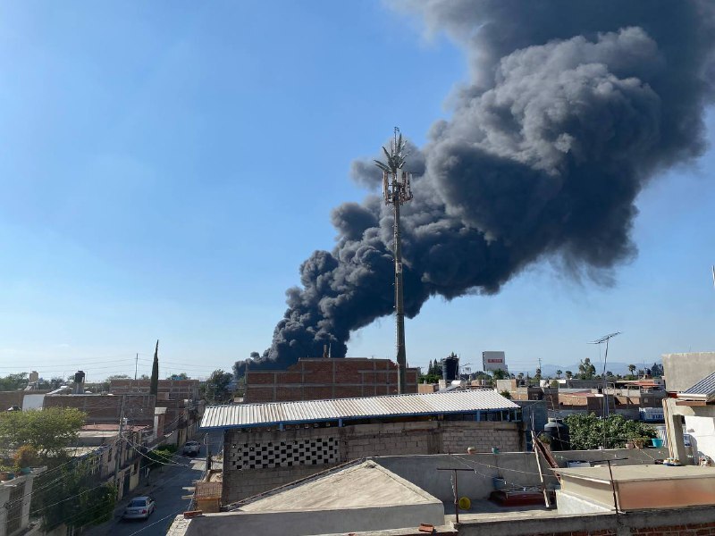 Fuerte incendio en empresa Fortub de Silao moviliza a corporaciones de rescate