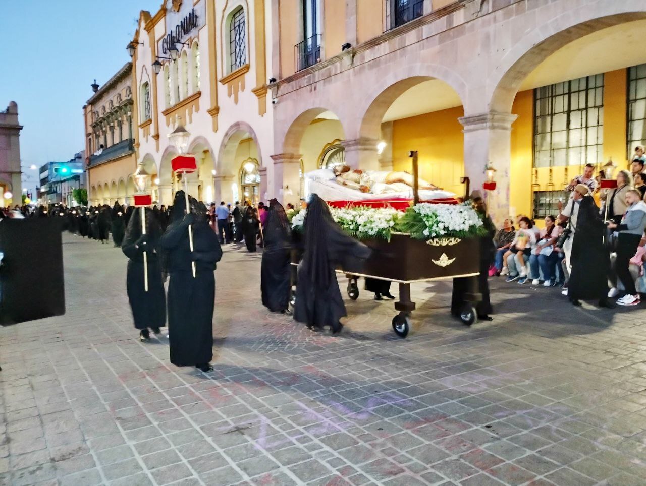 Riña desata gritos y hasta una estampida en Procesión del Silencio de Celaya