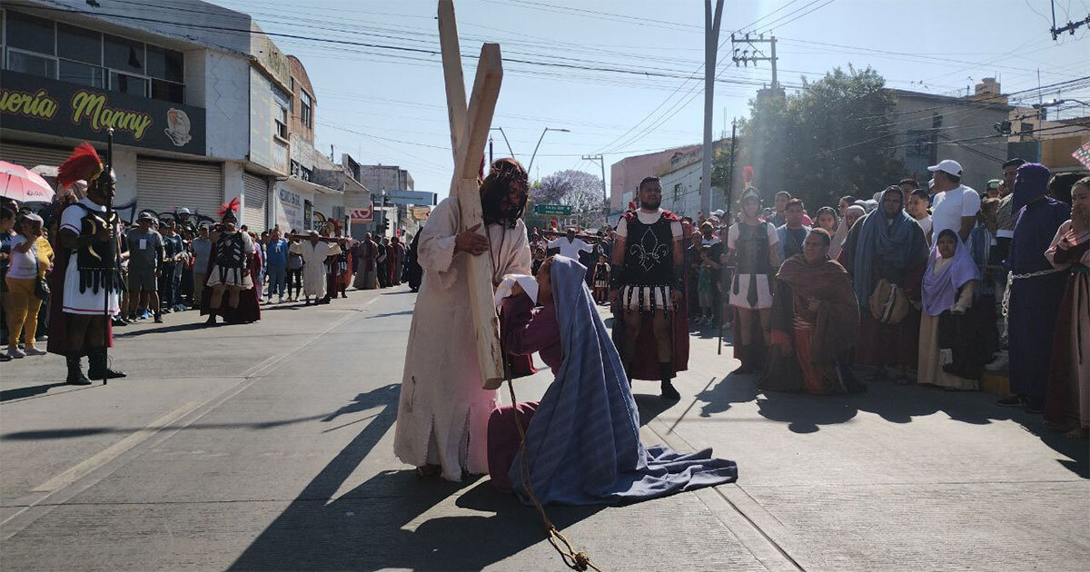 Llenos de fe y bajo los intensos rayos solares, así se viven los Viacrucis en Guanajuato