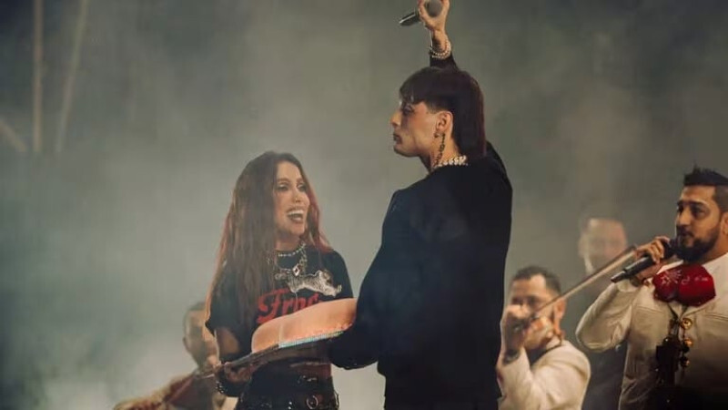 ¿Cuál fue el gesto romántico de Peso Pluma con Anitta? 