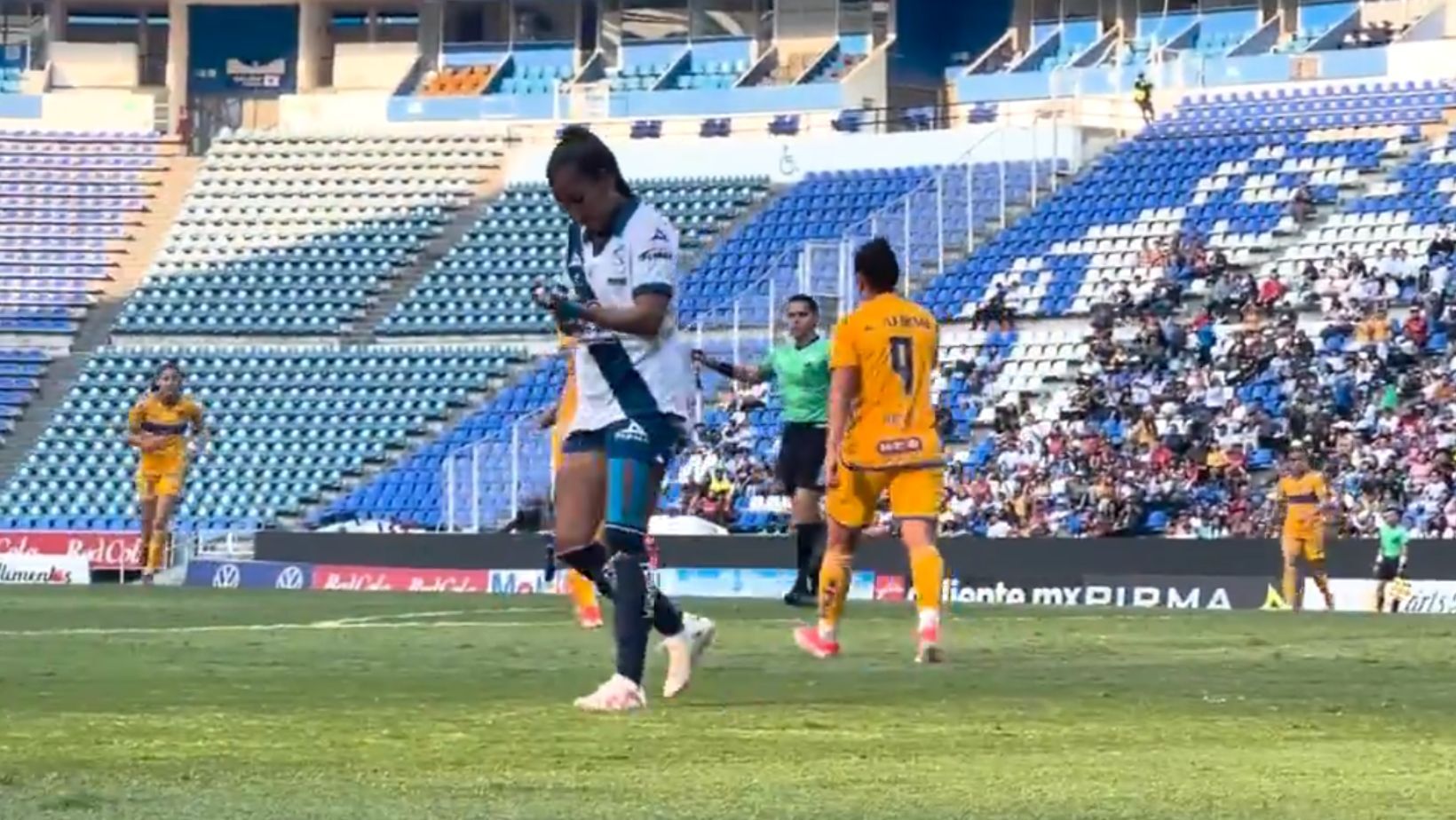 Choque de cabezas entre Puebla y Tigres femenil lleva a hospitalización a esta jugadora