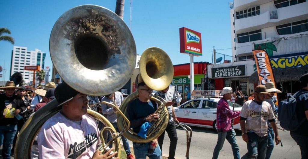 AMLO apoya protestas de músicos de Mazatlán, pero les pide evitar la violencia