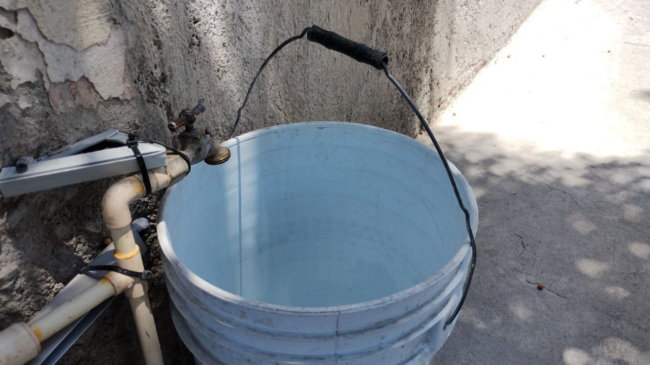 Así es vivir con tandeos de agua en León: en Alameda de la Presa compran garrafones para bañarse 