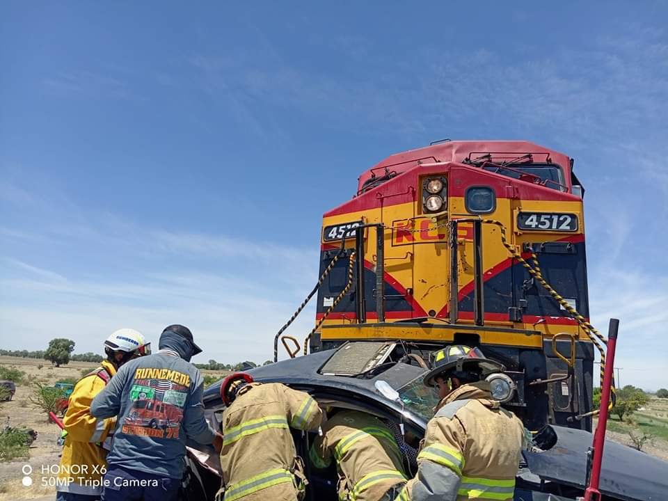 Tren se lleva carro en Fracciones de Lourdes en San Luis de la Paz