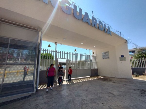 Padres exigen investigar a tesorera en primaria de León donde despidieron a directora por desvío de recursos 