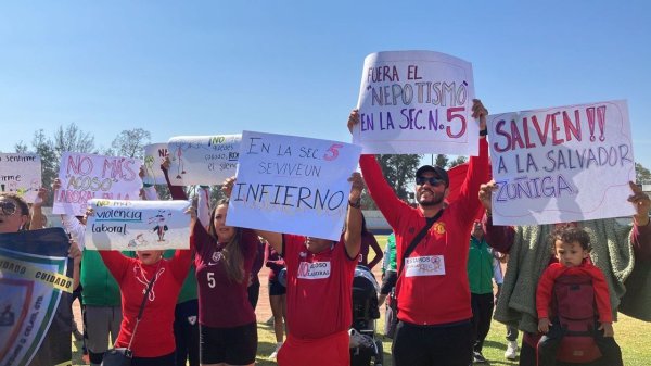 Protestan maestros de secundaria Salvador Zuñiga en Celaya por hostigamiento y acoso laboral