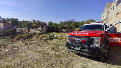 Bomberos controlan incendio de pastizal en San Miguel de Allende