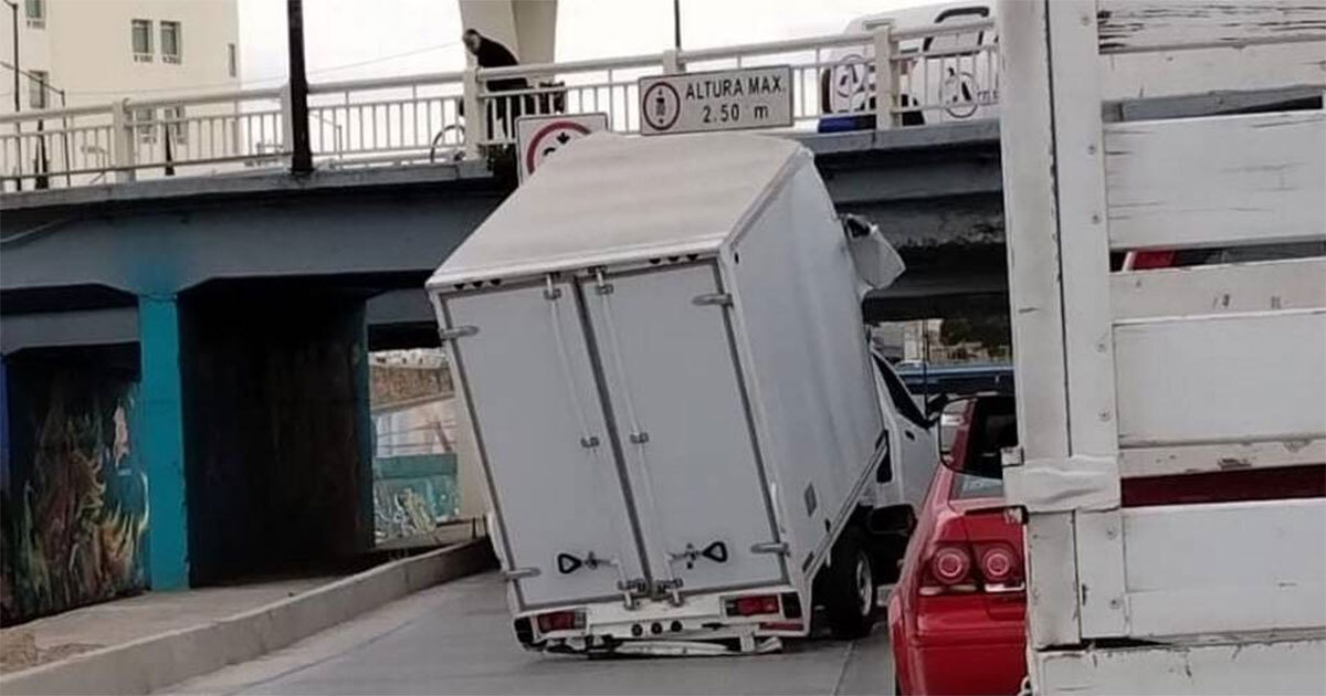 ¿Por qué se están atorando camionetas en el desnivel en el Malecón del río de León? 