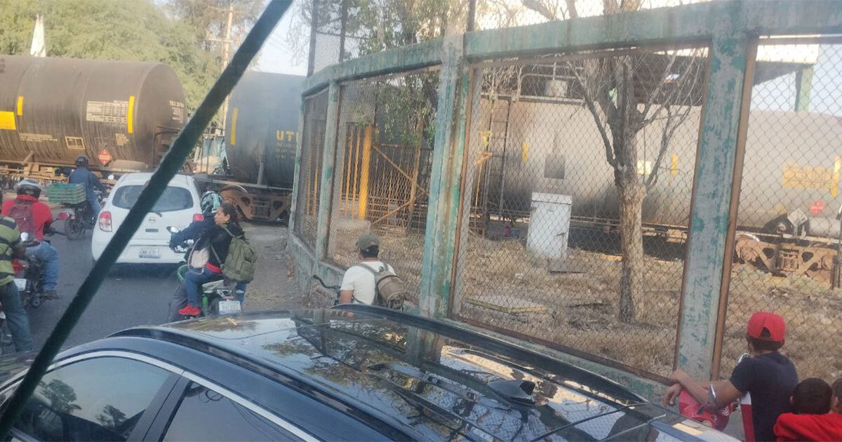 Ferrocarril de RIAMA bloquea paso en comunidades de Salamanca; esperan hasta más de una hora 