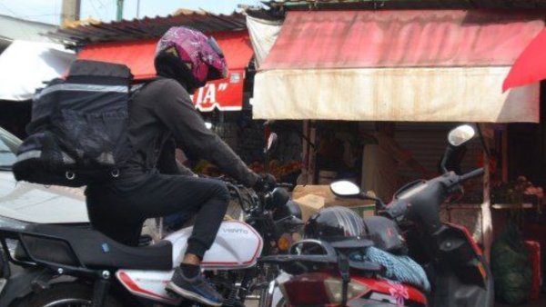 Preocupa la seguridad de repartidores de moto envíos de Salamanca por carecer de seguro social