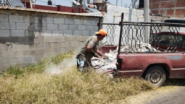 A sus 52 años, Juventino trabaja como albañil bajo un calor asfixiante en Irapuato 