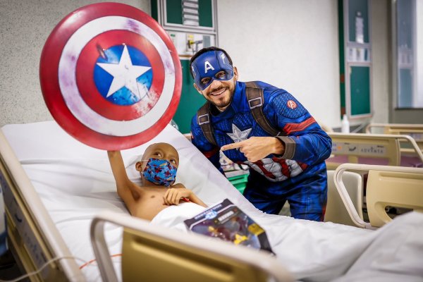 Club América visita hospital de Ciudad de México, jugadores se visten de superhéroes