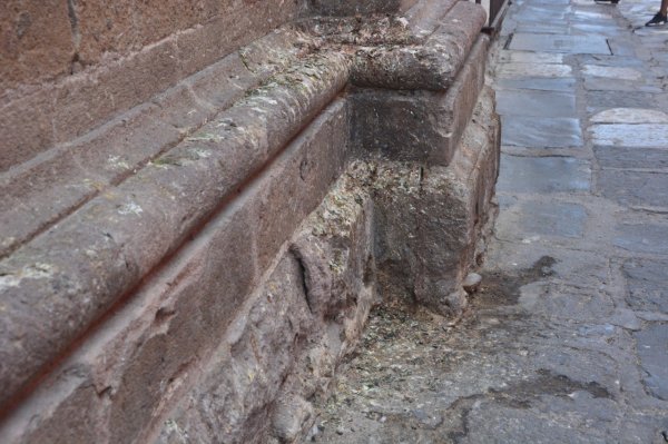 Entre excremento y orina, dejan muro en pleno centro de San Miguel de Allende 